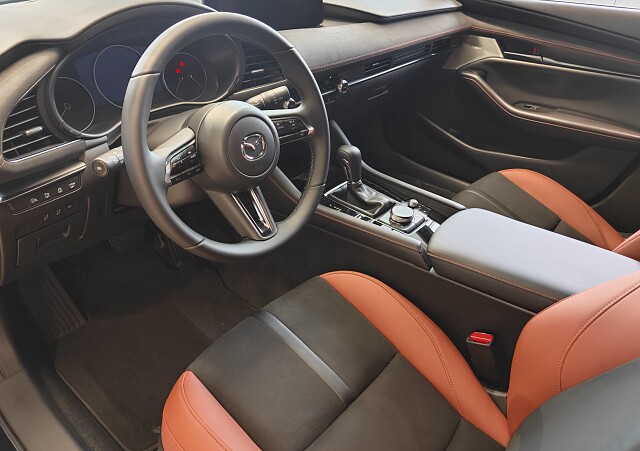 Mazda 3 - Kolor Jet Black, zdjęcie 9