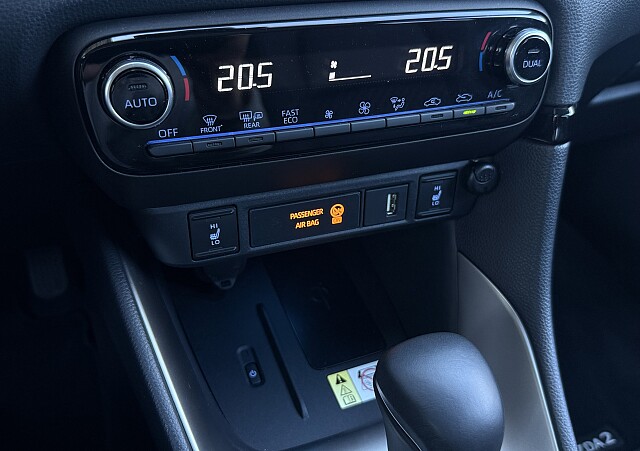 Mazda 2 Hybrid - Kolor Opera Black, zdjęcie 10