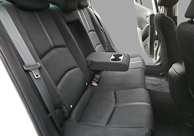 Mazda 3 - Kolor Snowflake White Pearl, zdjęcie 20