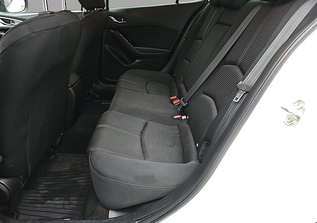 Mazda 3 - Kolor Snowflake White Pearl, zdjęcie 18