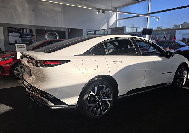 Mazda 6e - Kolor Biały, zdjęcie 3