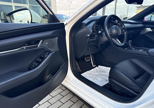 Mazda 3 - Kolor Snowflake White Pearl, zdjęcie 4