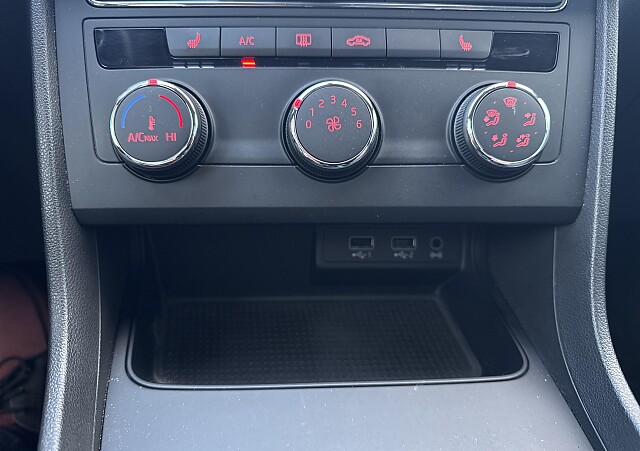 Seat Leon - Kolor Fioletowy, zdjęcie 11