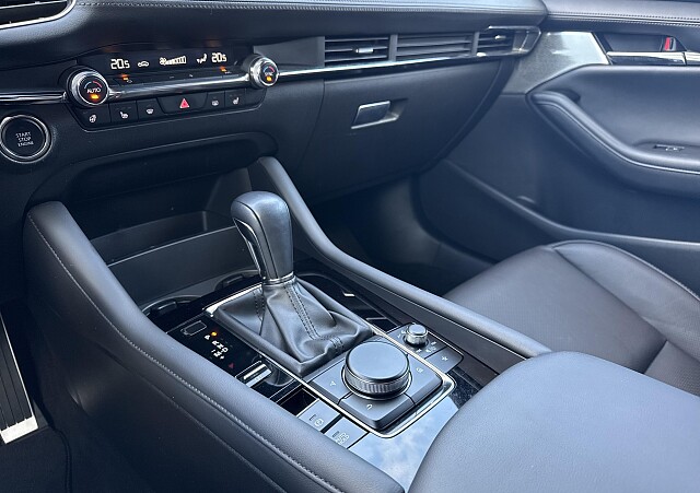 Mazda 3 - Kolor Snowflake White Pearl, zdjęcie 11