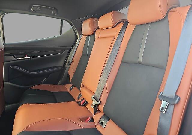 Mazda 3 - Kolor Snowflake White Pearl, zdjęcie 10