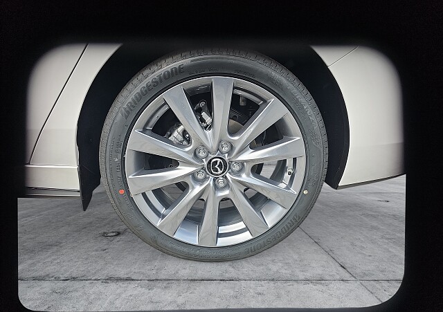 Mazda 3 - Kolor Snowflake White Pearl, zdjęcie 9