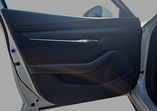 Mazda 3 - Kolor Snowflake White Pearl, zdjęcie 9