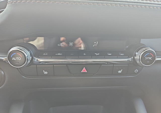 Mazda 3 - Kolor Snowflake White Pearl, zdjęcie 11