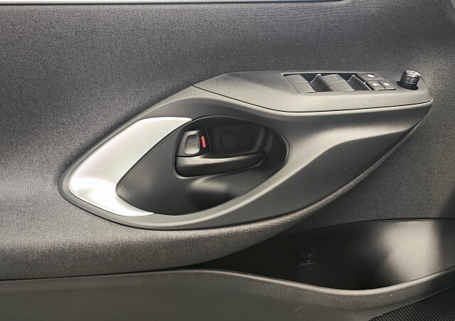 Mazda 2 Hybrid - Kolor Northern White Pearl, zdjęcie 13