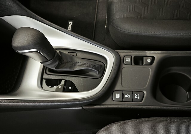 Mazda 2 Hybrid - Kolor Northern White Pearl, zdjęcie 7