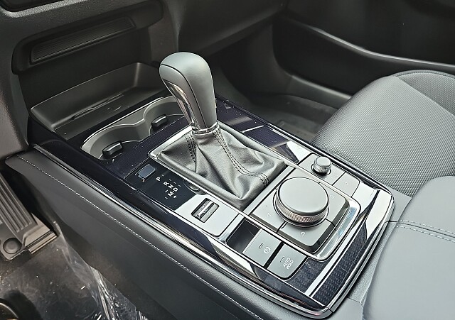 Mazda CX-30 - Kolor Snowflake White Pearl, zdjęcie 12