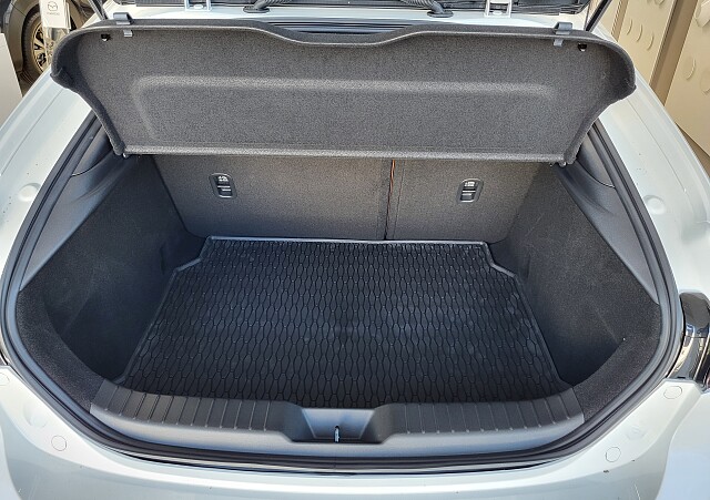 Mazda 3 - Kolor Snowflake White Pearl, zdjęcie 10