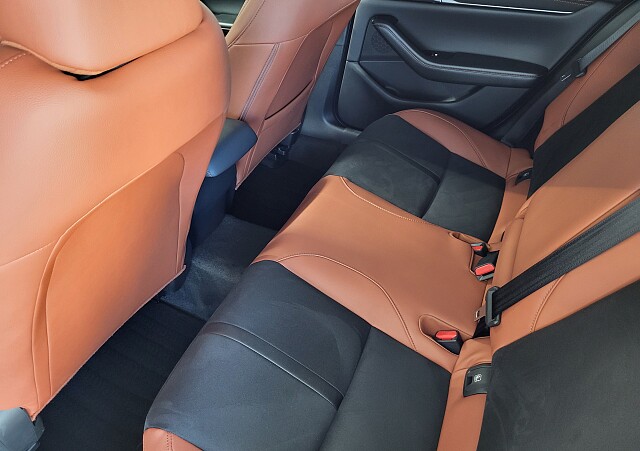 Mazda 3 - Kolor Snowflake White Pearl, zdjęcie 9