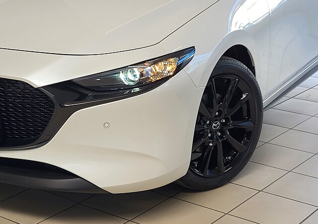 Mazda 3 - Kolor Snowflake White Pearl, zdjęcie 4