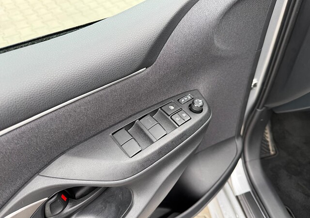 Srebrna Mazda 2 Hybrydowa Auto-Gazda 2.JPG