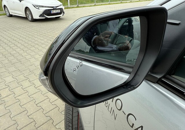 Srebrna Mazda 2 Hybrydowa Auto-Gazda 5.JPG