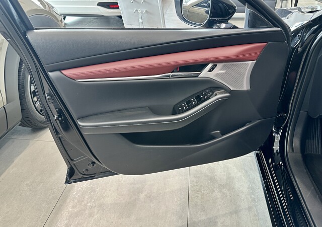 Mazda 3 - Kolor Jet Black, zdjęcie 9