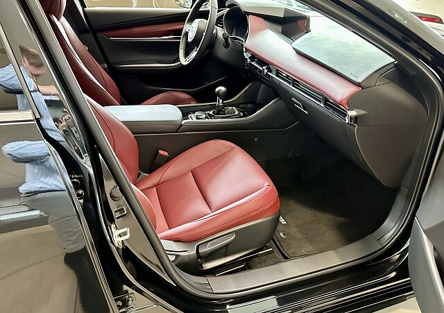 Mazda 3 - Kolor Jet Black, zdjęcie 12