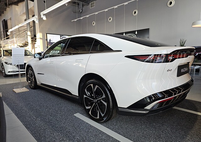 Mazda 6e - Kolor Biały, zdjęcie 3