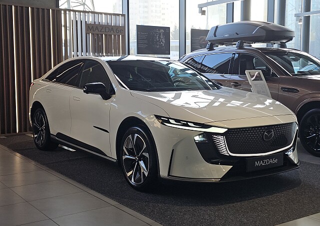 Mazda 6e - Kolor Biały, zdjęcie 1