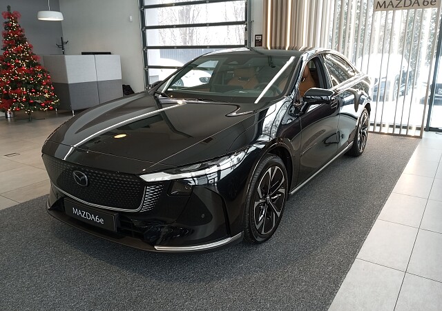 Mazda 6e - Kolor Jet Black, zdjęcie 1