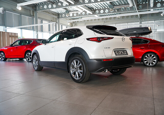 Mazda CX-30 - Kolor Snowflake White Pearl, zdjęcie 4