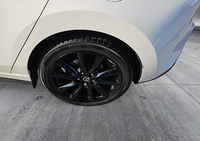 Mazda 3 - Kolor Snowflake White Pearl, zdjęcie 13