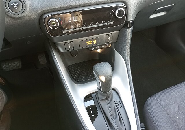 Mazda 2 Hybrid - Kolor Formal Red, zdjęcie 7