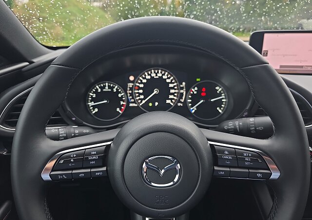 Mazda 3 - Kolor Jet Black, zdjęcie 7