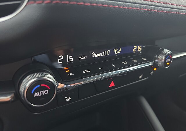 Mazda 3 - Kolor Jet Black, zdjęcie 13