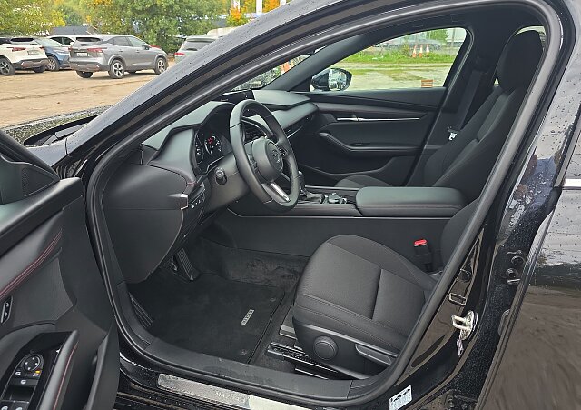 Mazda 3 - Kolor Jet Black, zdjęcie 4