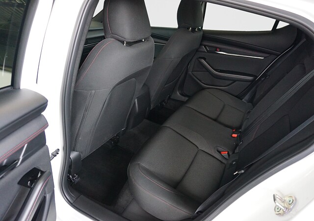 Mazda 3 - Kolor Snowflake White Pearl, zdjęcie 8