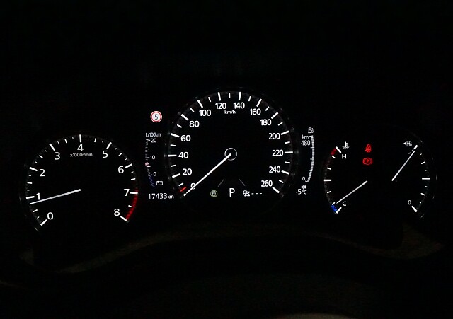 Mazda 3 - Kolor Snowflake White Pearl, zdjęcie 10