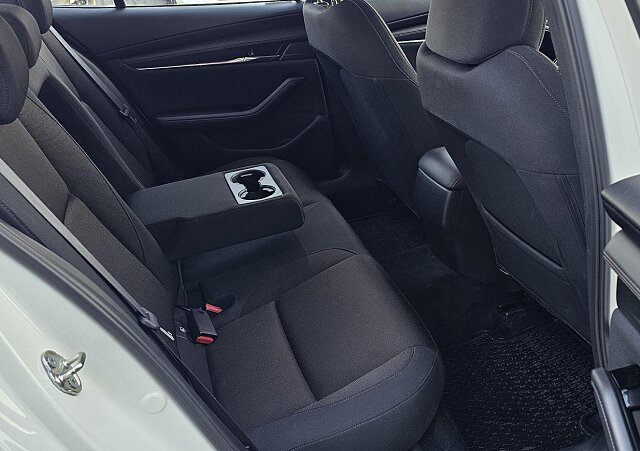 Mazda 3 - Kolor Snowflake White Pearl, zdjęcie 15