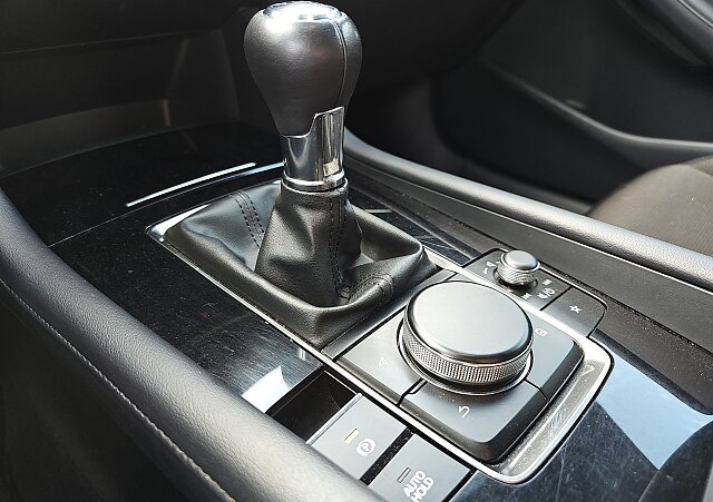 Mazda 3 - Kolor Snowflake White Pearl, zdjęcie 22