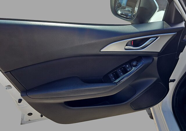 Mazda 3 - Kolor Snowflake White Pearl, zdjęcie 18