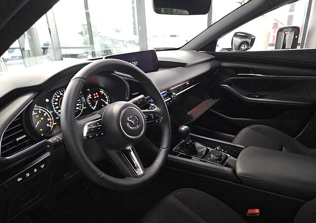 Mazda 3 - Kolor Snowflake White Pearl, zdjęcie 7