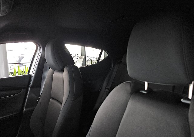 Mazda 3 - Kolor Snowflake White Pearl, zdjęcie 8