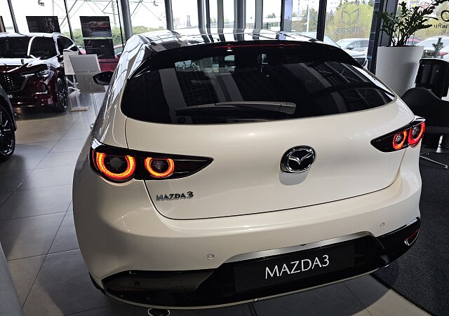 Mazda 3 - Kolor Snowflake White Pearl, zdjęcie 6