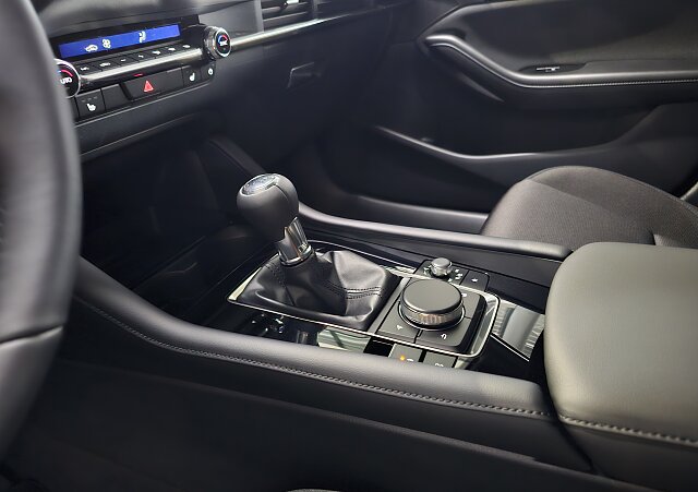 Mazda 3 - Kolor Snowflake White Pearl, zdjęcie 5