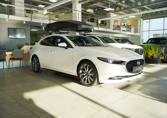 Mazda 3 - Kolor Snowflake White Pearl, zdjęcie 3