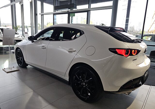 Mazda 3 - Kolor Snowflake White Pearl, zdjęcie 3