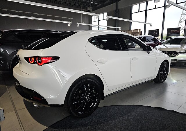 Mazda 3 - Kolor Snowflake White Pearl, zdjęcie 4
