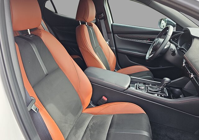 Mazda 3 - Kolor Snowflake White Pearl, zdjęcie 18