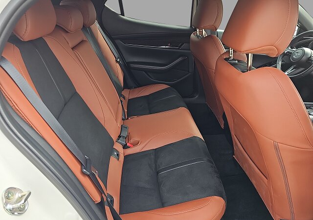 Mazda 3 - Kolor Snowflake White Pearl, zdjęcie 14