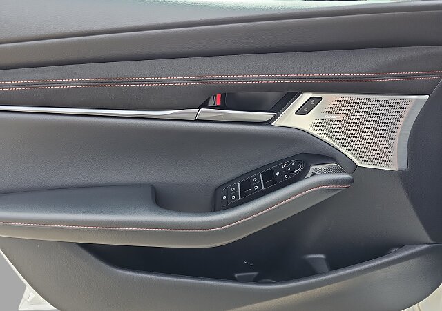 Mazda 3 - Kolor Snowflake White Pearl, zdjęcie 24