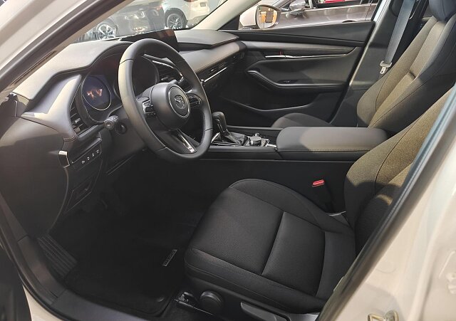 Mazda 3 - Kolor Snowflake White Pearl, zdjęcie 3