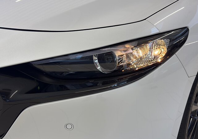 Mazda 3 - Kolor Snowflake White Pearl, zdjęcie 6