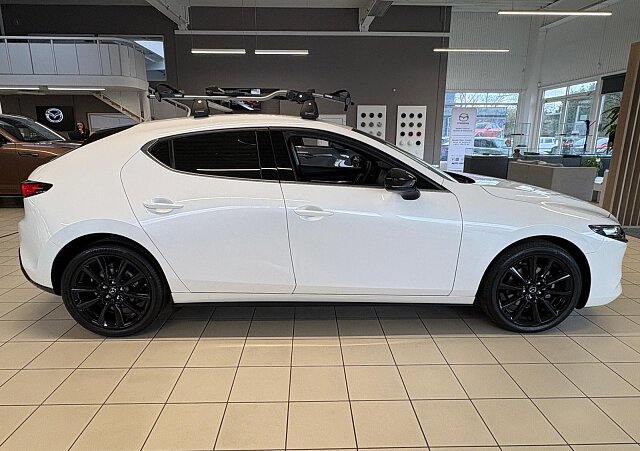 Mazda 3 - Kolor Snowflake White Pearl, zdjęcie 4