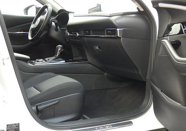 Mazda CX-30 - Kolor Snowflake White Pearl, zdjęcie 7